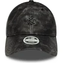 justerbar-svart-bojd-keps-for-kvinnor-med-svart-logo-9twenty-worn-pu-av-new-york-yankees-mlb-fran-new-era