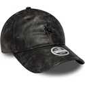 justerbar-svart-bojd-keps-for-kvinnor-med-svart-logo-9twenty-worn-pu-av-new-york-yankees-mlb-fran-new-era