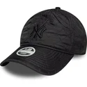 svart-justerbar-bojd-keps-for-kvinnor-med-svart-logotyp-9twenty-padded-av-new-york-yankees-mlb-fran-new-era