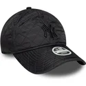 svart-justerbar-bojd-keps-for-kvinnor-med-svart-logotyp-9twenty-padded-av-new-york-yankees-mlb-fran-new-era