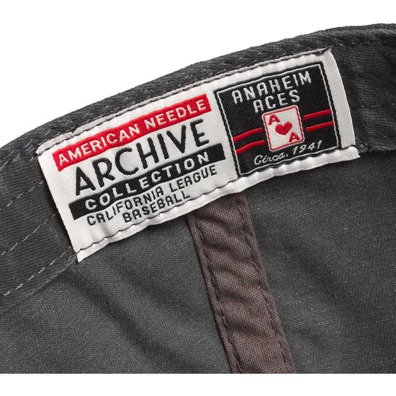 justerbar-marinbla-och-rod-kurvkeps-anaheim-aces-archive-fran-american-needle