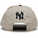 beige-och-svart-snapback-rise-structured-new-york-yankees-mlb-keps-fran-nike