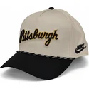 beige-och-svart-snapbackkeps-med-bojd-skarm-rise-structured-pittsburgh-pirates-mlb-fran-nike