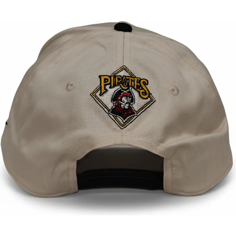 beige-och-svart-snapbackkeps-med-bojd-skarm-rise-structured-pittsburgh-pirates-mlb-fran-nike