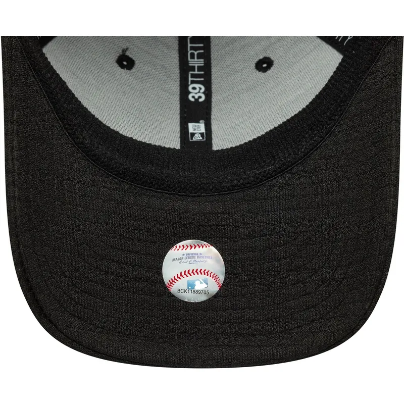 svart-bojd-keps-med-justerbar-passform-och-svart-logotyp-39thirty-stretch-mesh-fran-new-york-yankees-mlb-av-new-era