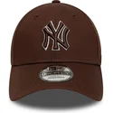 brun-bojd-justerbar-keps-med-brunt-9forty-outline-logotyp-fran-new-york-yankees-mlb-av-new-era