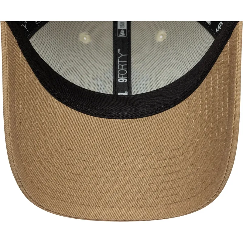 bojd-beige-och-brun-justerbar-keps-med-brunt-logo-9forty-colour-block-fran-new-york-yankees-mlb-av-new-era