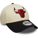 gorra-curva-beige-y-negra-ajustable-9forty-colour-block-de-chicago-bulls-nba-de-new-era