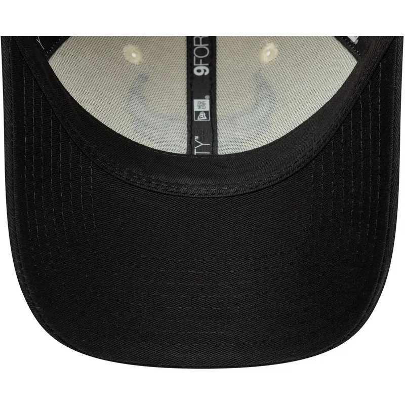 gorra-curva-beige-y-negra-ajustable-9forty-colour-block-de-chicago-bulls-nba-de-new-era