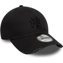 svart-bojd-justerbar-keps-med-svart-logotyp-9forty-wash-distress-fran-new-york-yankees-mlb-av-new-era