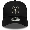 svart-kurvad-snapback-keps-9forty-e-frame-metallic-fran-new-york-yankees-mlb-av-new-era