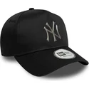 svart-kurvad-snapback-keps-9forty-e-frame-metallic-fran-new-york-yankees-mlb-av-new-era