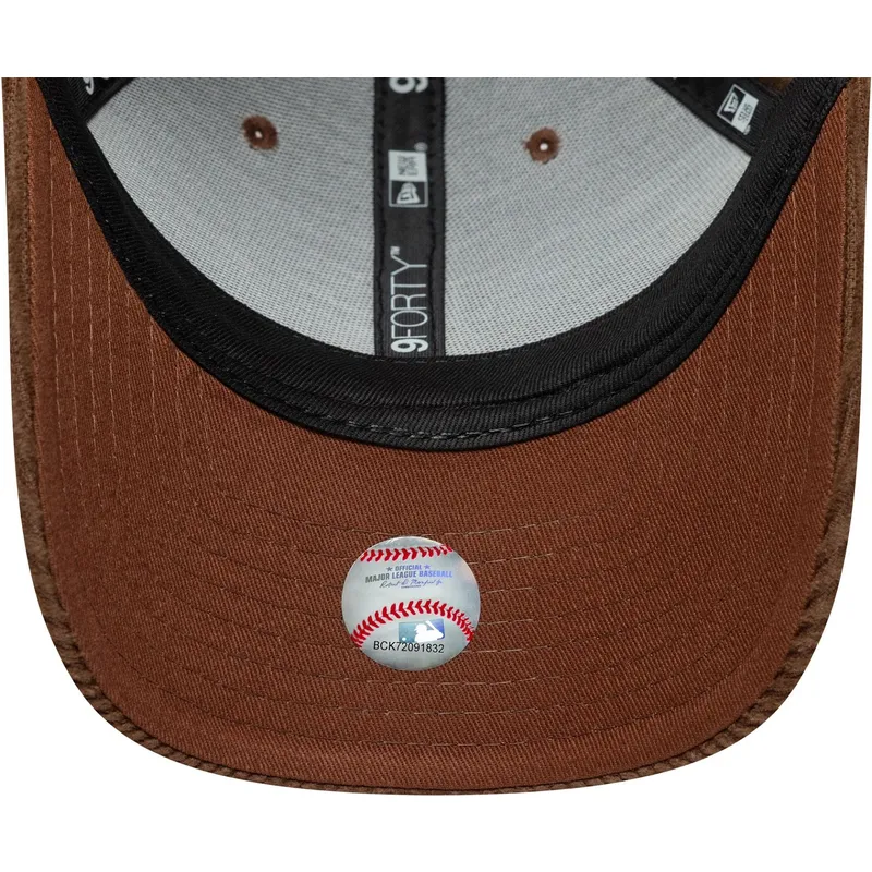 brun-justerbar-kurvad-keps-med-brunt-logo-9forty-m-crown-cord-fran-los-angeles-dodgers-mlb-av-new-era