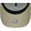 beige-trucker-keps-med-brunt-logo-a-frame-league-essential-fran-new-york-yankees-mlb-av-new-era