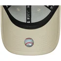 gorra-curva-beige-ajustable-con-logo-rosa-para-mujer-9forty-league-essential-de-new-york-yankees-mlb-de-new-era