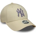 gorra-curva-beige-ajustable-con-logo-violeta-para-mujer-9forty-metallic-logo-de-new-york-yankees-mlb-de-new-era