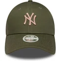 gron-justerbar-kurvad-keps-med-rosa-logotyp-for-dam-9forty-league-essential-midi-fran-new-york-yankees-mlb-av-new-era