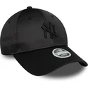 svart-bojd-snapback-keps-med-svart-logotyp-for-dam-9forty-satin-fran-new-york-yankees-mlb-av-new-era