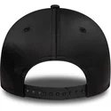 svart-bojd-snapback-keps-med-svart-logotyp-for-dam-9forty-satin-fran-new-york-yankees-mlb-av-new-era