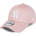 rosa-justerbar-keps-med-bojd-skarm-och-rosa-logotyp-9forty-league-essential-fran-new-york-yankees-mlb-av-new-era
