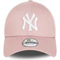 rosa-justerbar-keps-med-bojd-skarm-och-rosa-logotyp-9forty-league-essential-fran-new-york-yankees-mlb-av-new-era