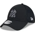 svart-justerad-truckerkeps-med-svart-logotyp-39thirty-evergreen-neo-fran-new-york-yankees-mlb-av-new-era