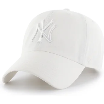 Vit kurvad keps med vitt logo justerbar Clean Up av New York Yankees MLB från 47 Brand