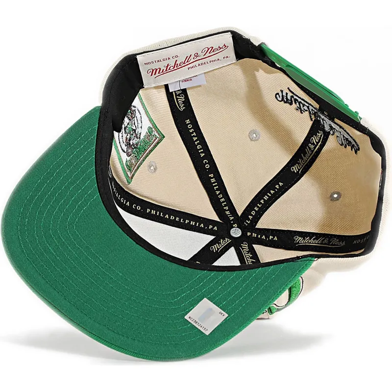 gorra-plana-verde-y-beige-snapback-across-the-board-de-boston-celtics-nba-de-mitchell-ness