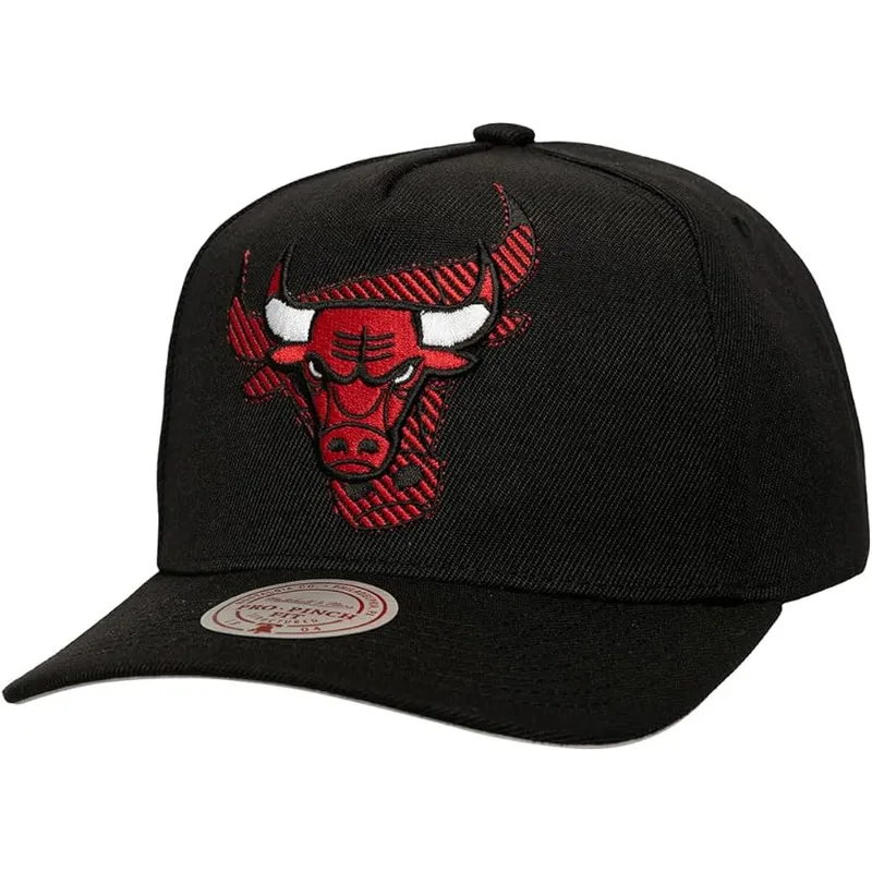 svart-kurvad-snapback-keps-tilted-pro-fran-chicago-bulls-nba-av-mitchell-ness
