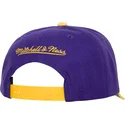 violett-och-gul-kurvad-keps-snapback-team-script-20-pro-fran-los-angeles-lakers-nba-av-mitchell-ness
