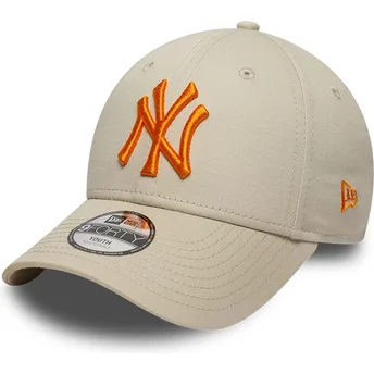 Böjd beige justerbar keps med orange logotyp för barn 9FORTY League Essential från New York Yankees MLB av New Era