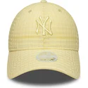 gul-bojd-justerbar-keps-med-gul-logotyp-for-dam-9twenty-seersucker-fran-new-york-yankees-mlb-av-new-era
