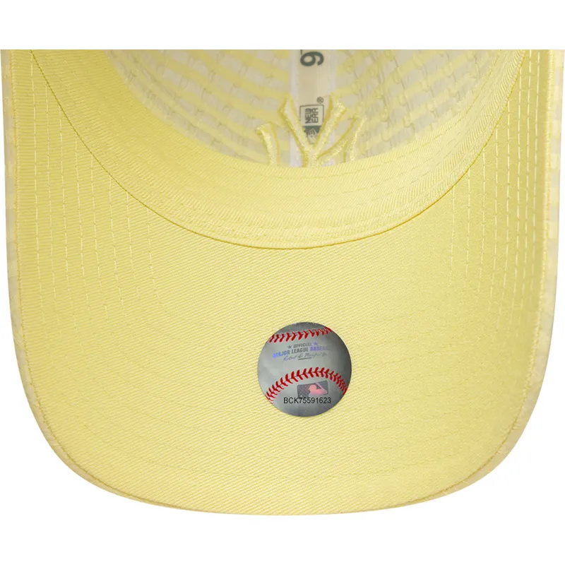gul-bojd-justerbar-keps-med-gul-logotyp-for-dam-9twenty-seersucker-fran-new-york-yankees-mlb-av-new-era