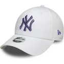 vit-justerbar-kurvad-keps-med-lila-logotyp-for-dam-9forty-league-essential-fran-new-york-yankees-mlb-av-new-era