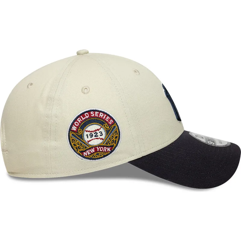 bojd-keps-beige-och-marinbla-justerbar-med-marinbla-logotyp-9forty-world-series-new-york-yankees-mlb-fran-new-era