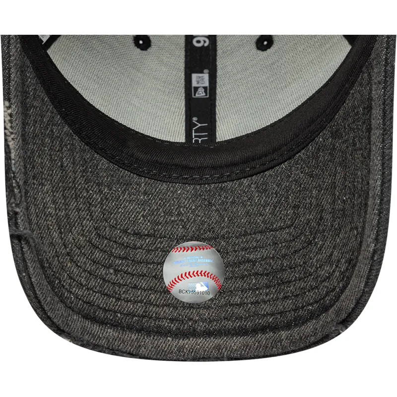 svart-bojd-justerbar-keps-9forty-acid-wash-denim-fran-new-york-yankees-mlb-av-new-era