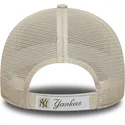 beige-justerbar-trucker-keps-med-gront-logotyp-9forty-homefield-midi-fran-new-york-yankees-mlb-av-new-era