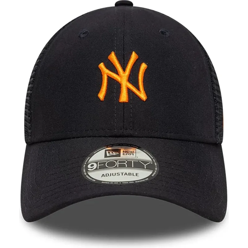 justerbar-marinbla-truckerkeps-med-orange-logotyp-9forty-homefield-midi-fran-new-york-yankees-mlb-av-new-era