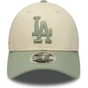 beige-och-gron-kurvad-keps-snapback-med-gront-9forty-m-crown-side-script-logotyp-fran-los-angeles-dodgers-mlb-av-new-era