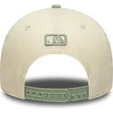 beige-och-gron-kurvad-keps-snapback-med-gront-9forty-m-crown-side-script-logotyp-fran-los-angeles-dodgers-mlb-av-new-era