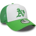 gron-och-vit-trucker-keps-med-gront-logo-a-frame-league-essential-fran-oakland-athletics-mlb-av-new-era