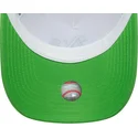gron-och-vit-trucker-keps-med-gront-logo-a-frame-league-essential-fran-oakland-athletics-mlb-av-new-era