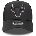 svart-trucker-keps-med-svart-a-frame-outline-logotyp-fran-chicago-bulls-nba-av-new-era