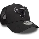svart-trucker-keps-med-svart-a-frame-outline-logotyp-fran-chicago-bulls-nba-av-new-era