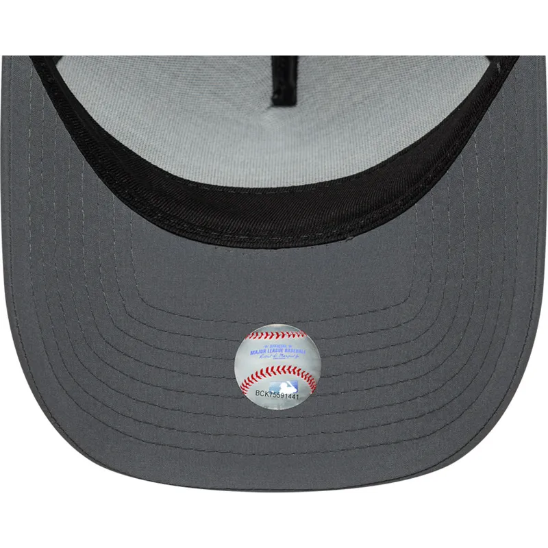 gra-trucker-keps-med-svart-logotyp-a-frame-sport-fran-new-york-yankees-mlb-av-new-era