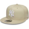 beige-platt-snapback-keps-med-vit-logotyp-9fifty-league-essential-fran-new-york-yankees-mlb-av-new-era