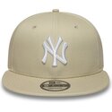 beige-platt-snapback-keps-med-vit-logotyp-9fifty-league-essential-fran-new-york-yankees-mlb-av-new-era