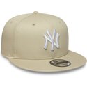 beige-platt-snapback-keps-med-vit-logotyp-9fifty-league-essential-fran-new-york-yankees-mlb-av-new-era