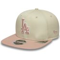 beige-platt-snapback-keps-med-rosa-logotyp-9fifty-original-fit-world-series-patch-fran-los-angeles-dodgers-mlb-av-new-era