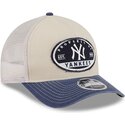beige-och-marinbla-trucker-keps-9forty-m-crown-a-frame-fray-fran-new-york-yankees-mlb-av-new-era